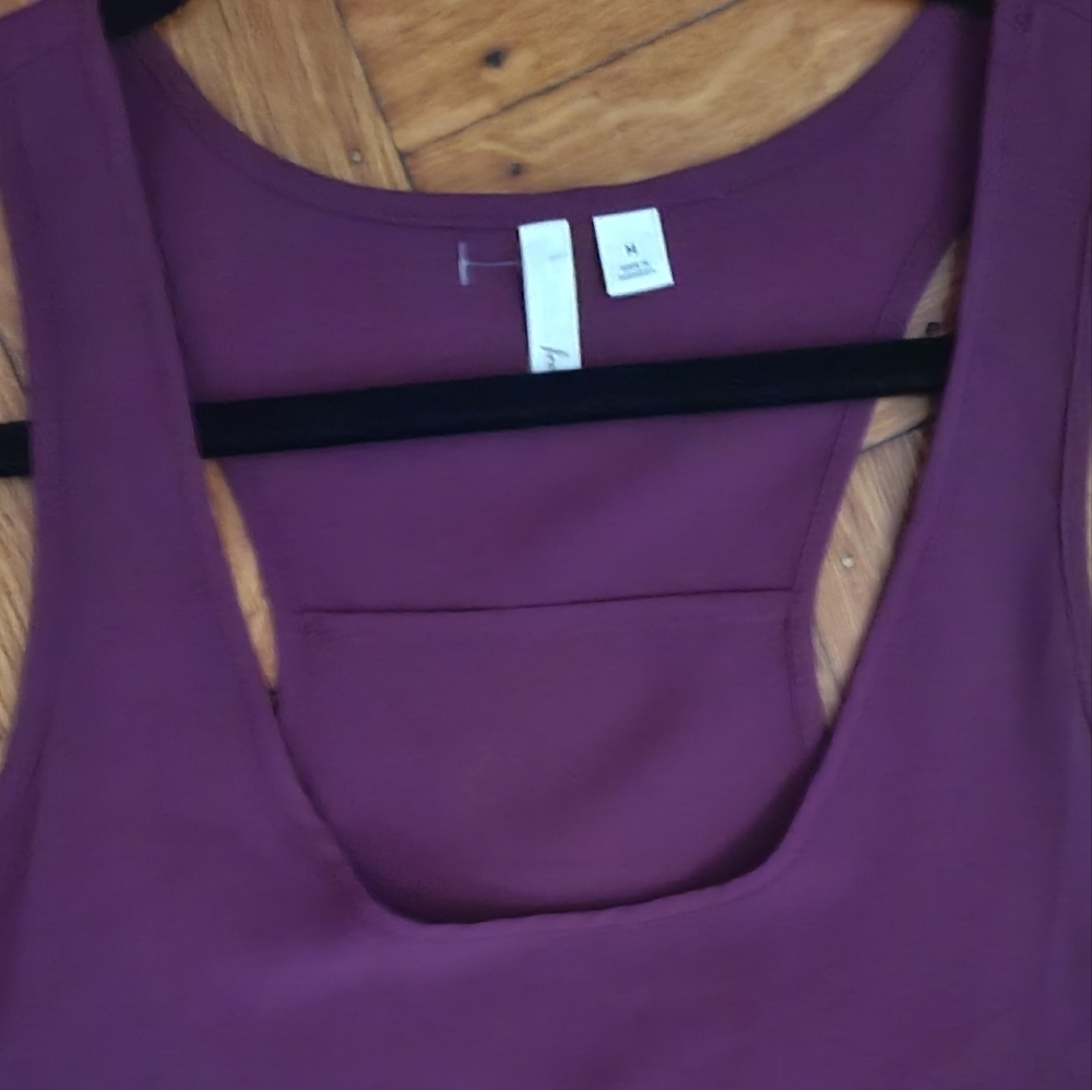 Beautiful satiny silky dressy sleeveless top/tank Hp π₯π₯π₯π₯ - Picture 3 of 6